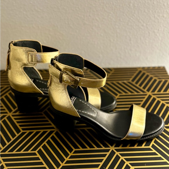 Zodiac Lisa block heel sandal — size 8 - Picture 2 of 5